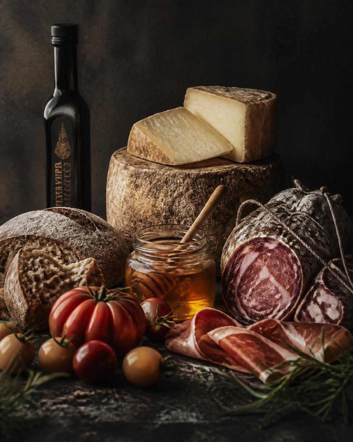 Producto local y artesanal: quesos curados, embutidos, aceite, miel y pan de masa madre