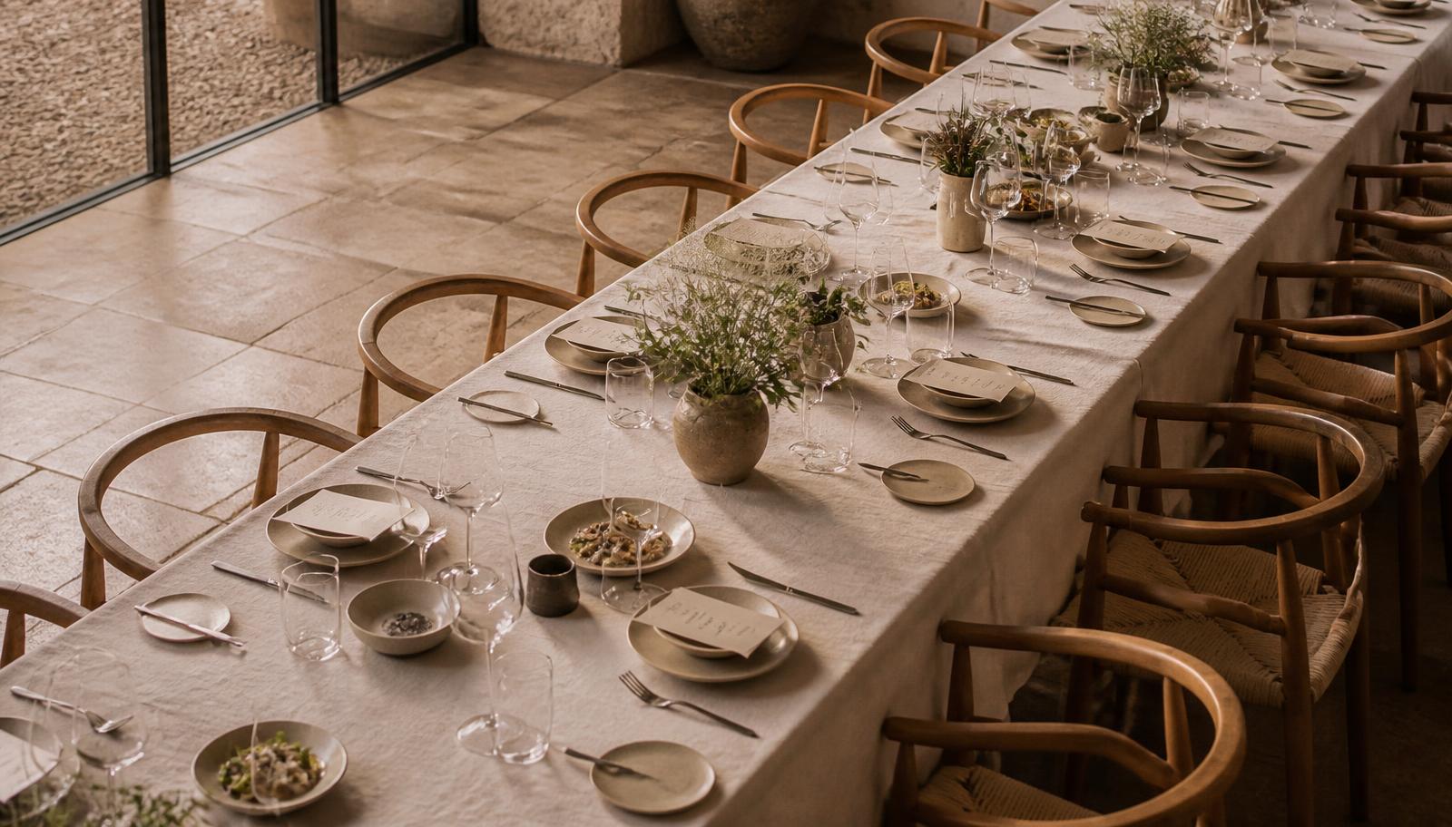 Mesa gastronómica contemporánea preparada para un almuerzo de degustación